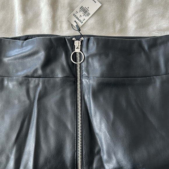 NWT EXPRESS LEATHER SKIRT WITH ZIPPER DETAIL SIZE 14 - Picture 2 of 3